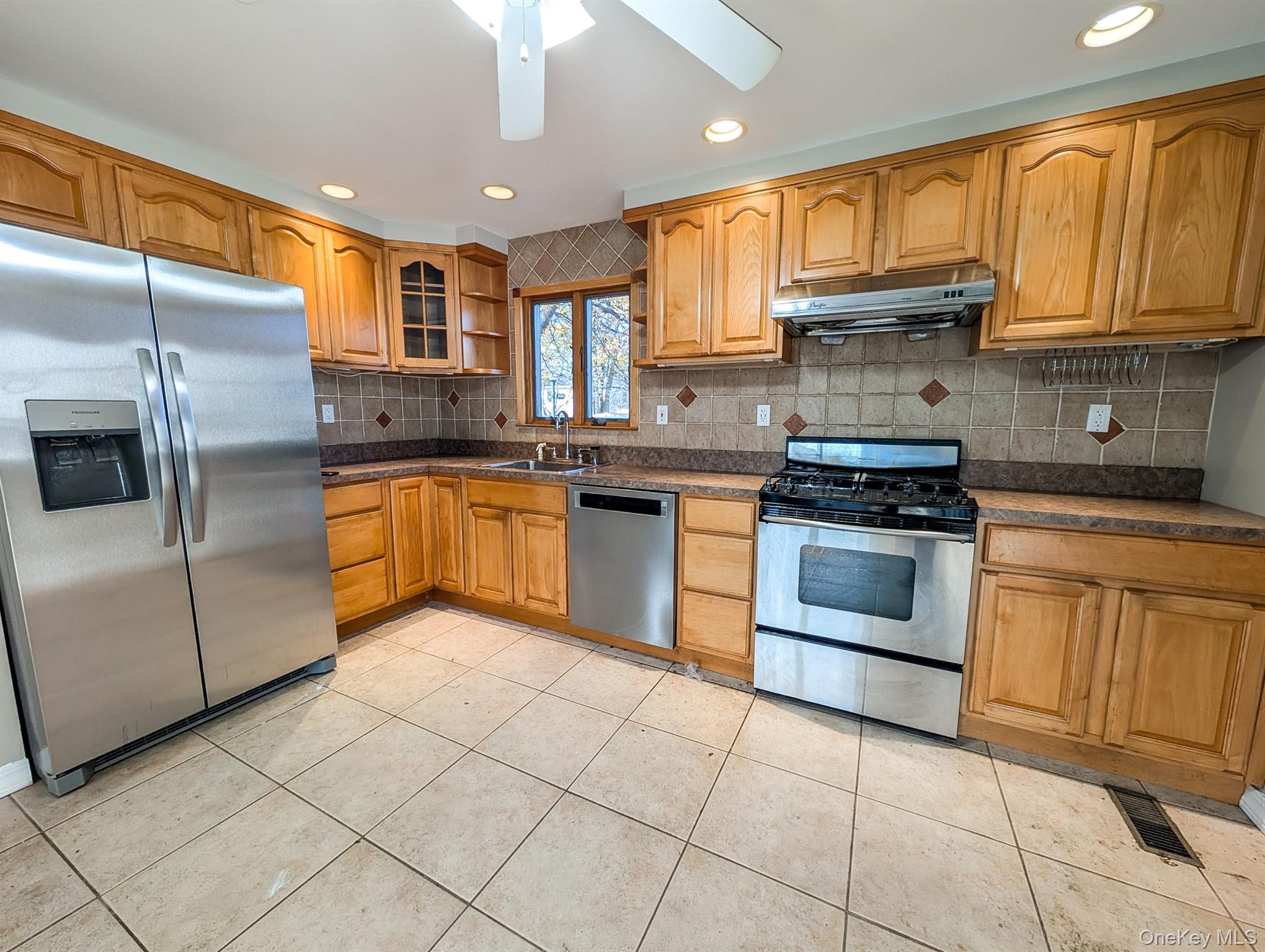 #5 photo, 1221 Jackson Avenue, Lindenhurst , NY 11757