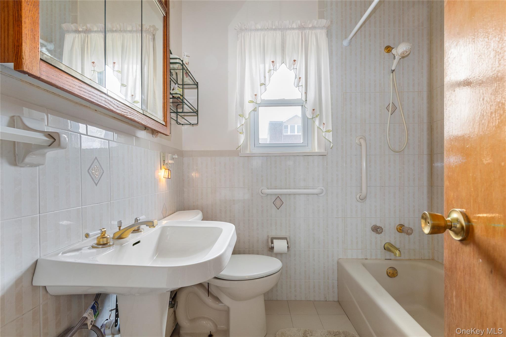 #13 photo, 806 Clintonville Street, Whitestone , NY 11357