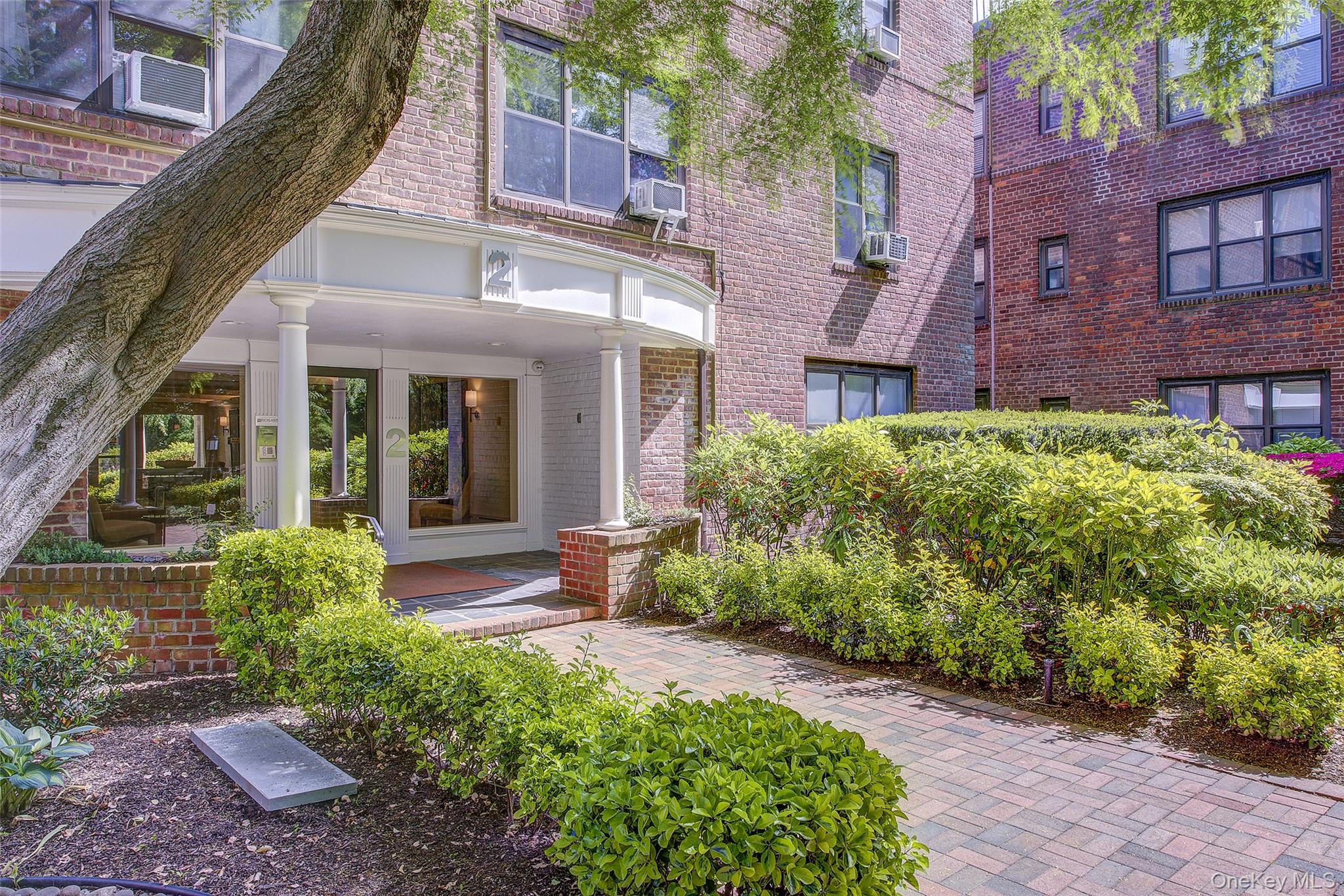 #1 photo, 2 Town House Place, Great Neck , NY 11021