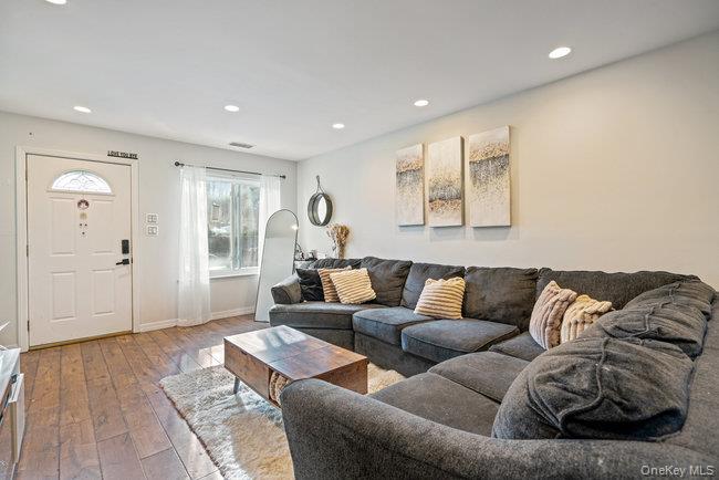 #3 photo, 412 Clubhouse Court, Coram , NY 11727