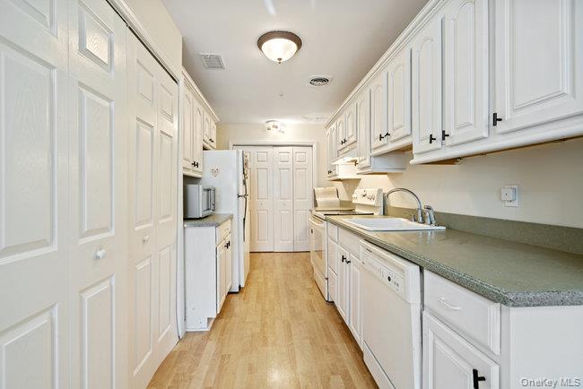 #4 photo, 412 Clubhouse Court, Coram , NY 11727