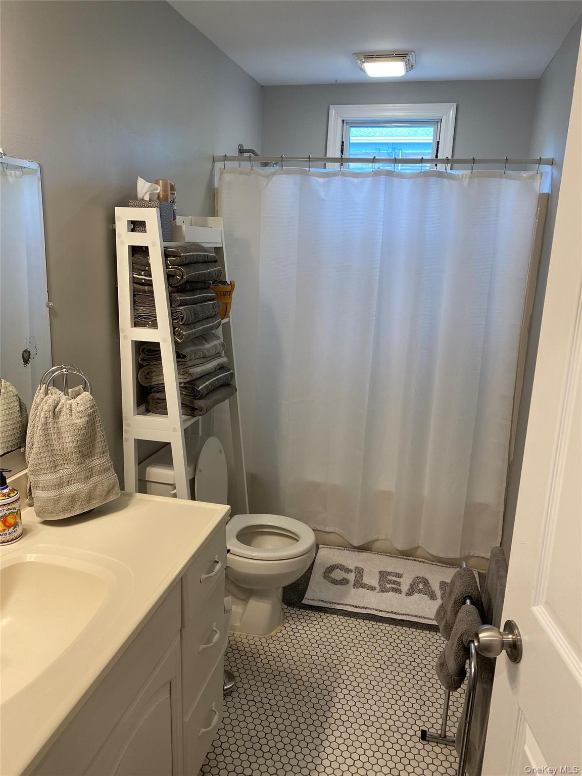 #4 photo, 35750 Main Road, Cutchogue , NY 11935