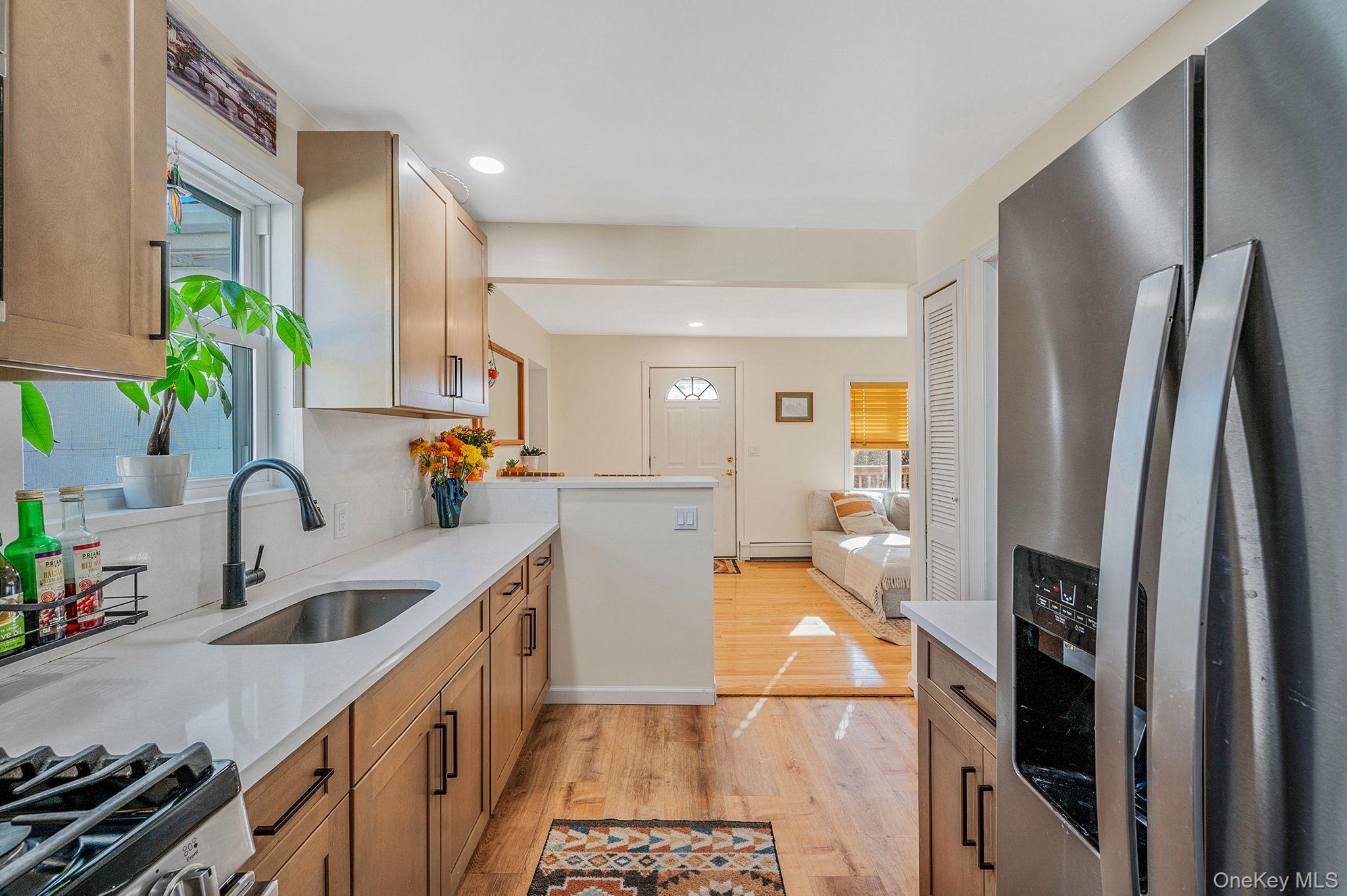 #10 photo, 92 E John Street, سوفولك Lindenhurst , NY 11757