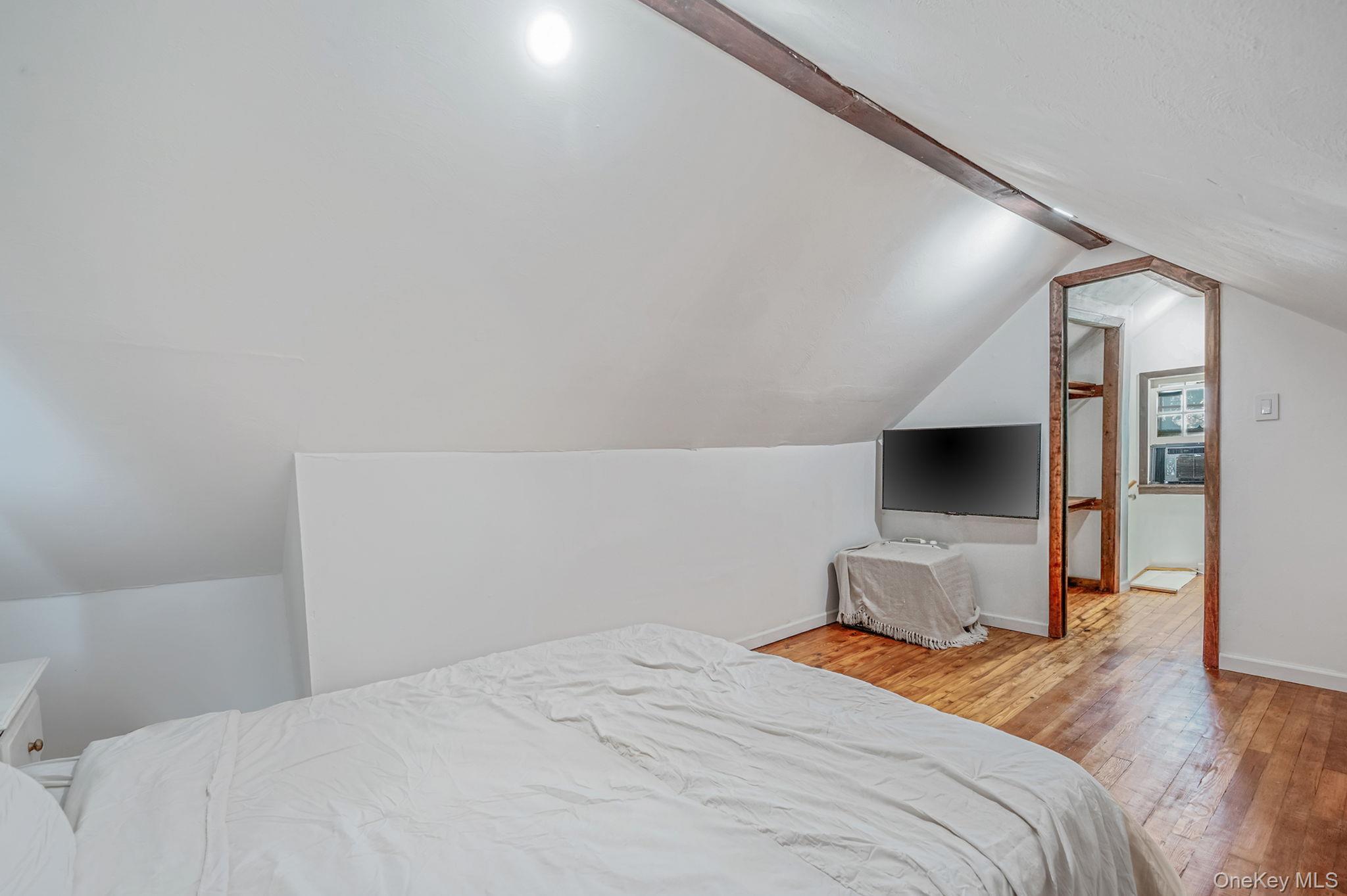 #19 photo, 92 E John Street, سوفولك Lindenhurst , NY 11757