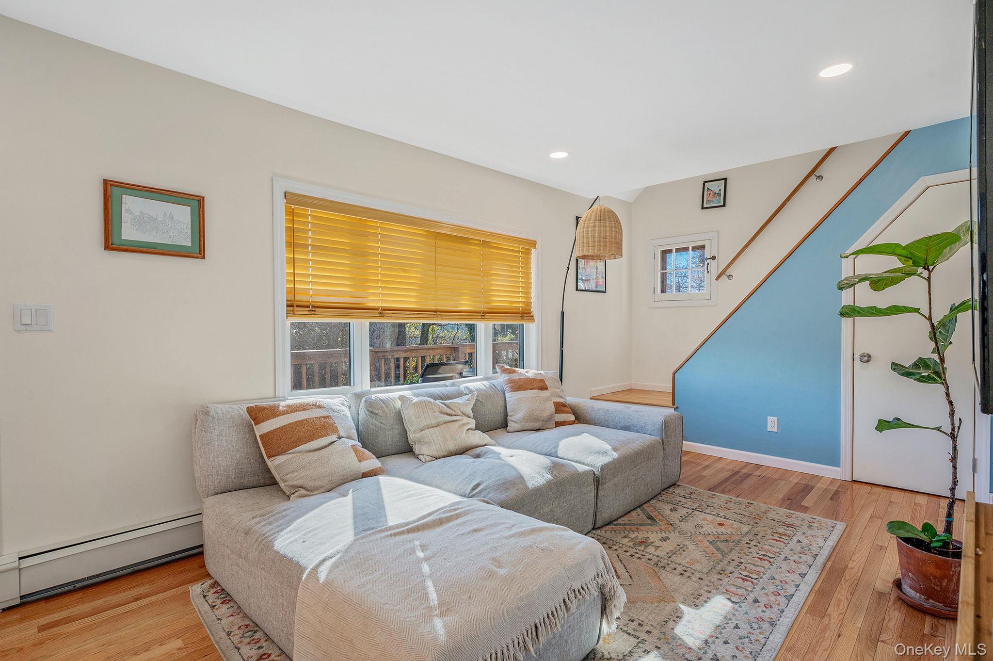 #4 photo, 92 E John Street, سوفولك Lindenhurst , NY 11757