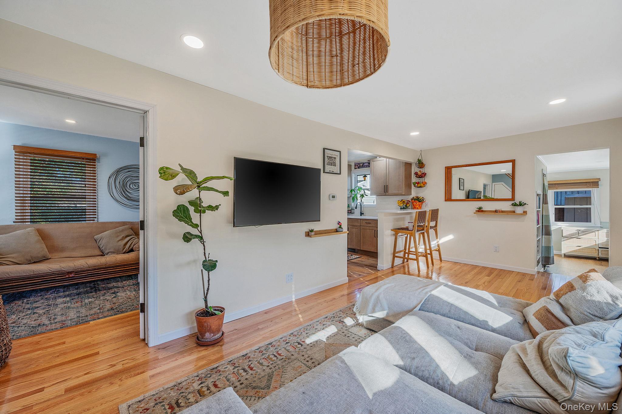 #6 photo, 92 E John Street, سوفولك Lindenhurst , NY 11757