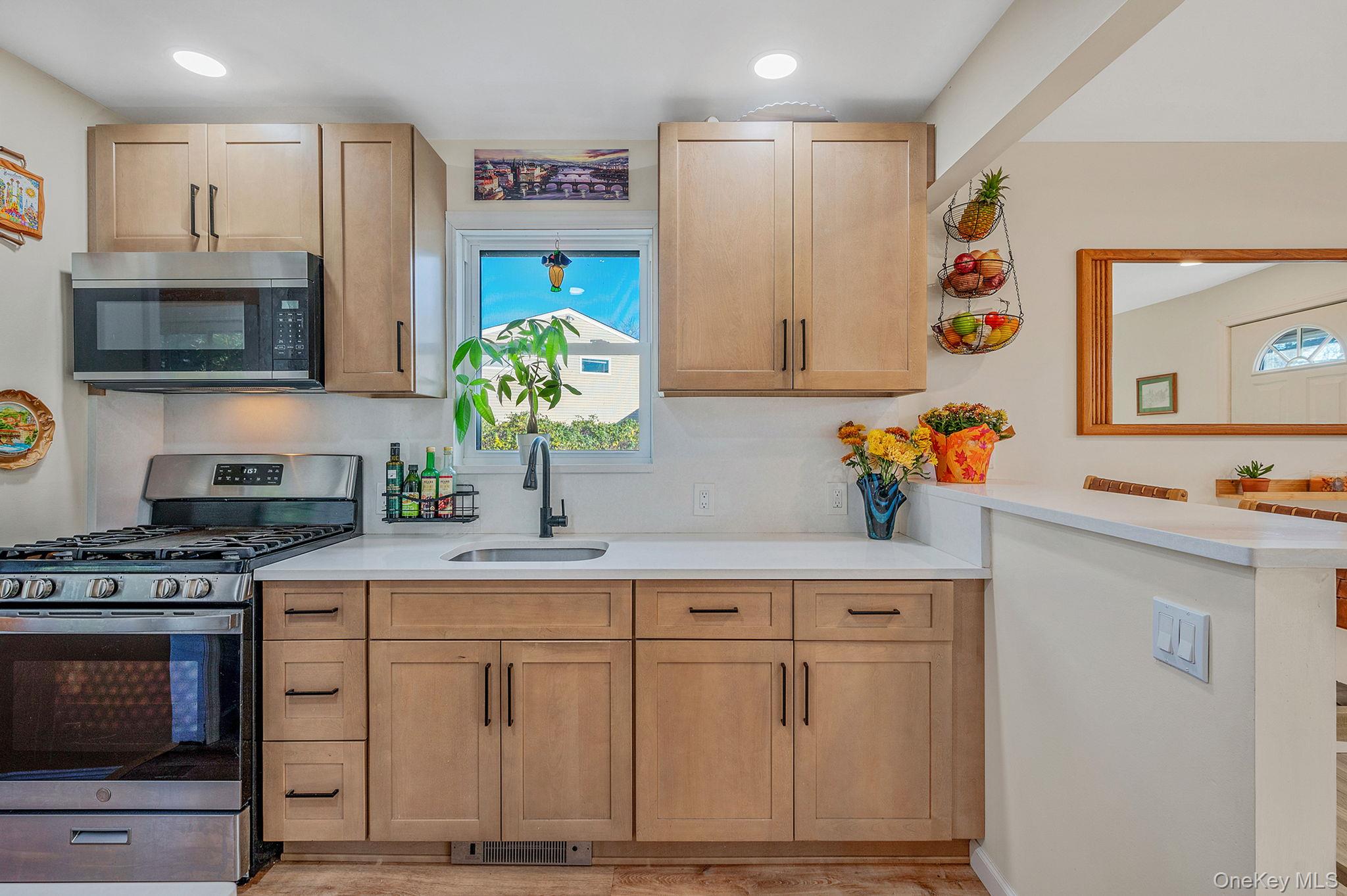 #8 photo, 92 E John Street, سوفولك Lindenhurst , NY 11757