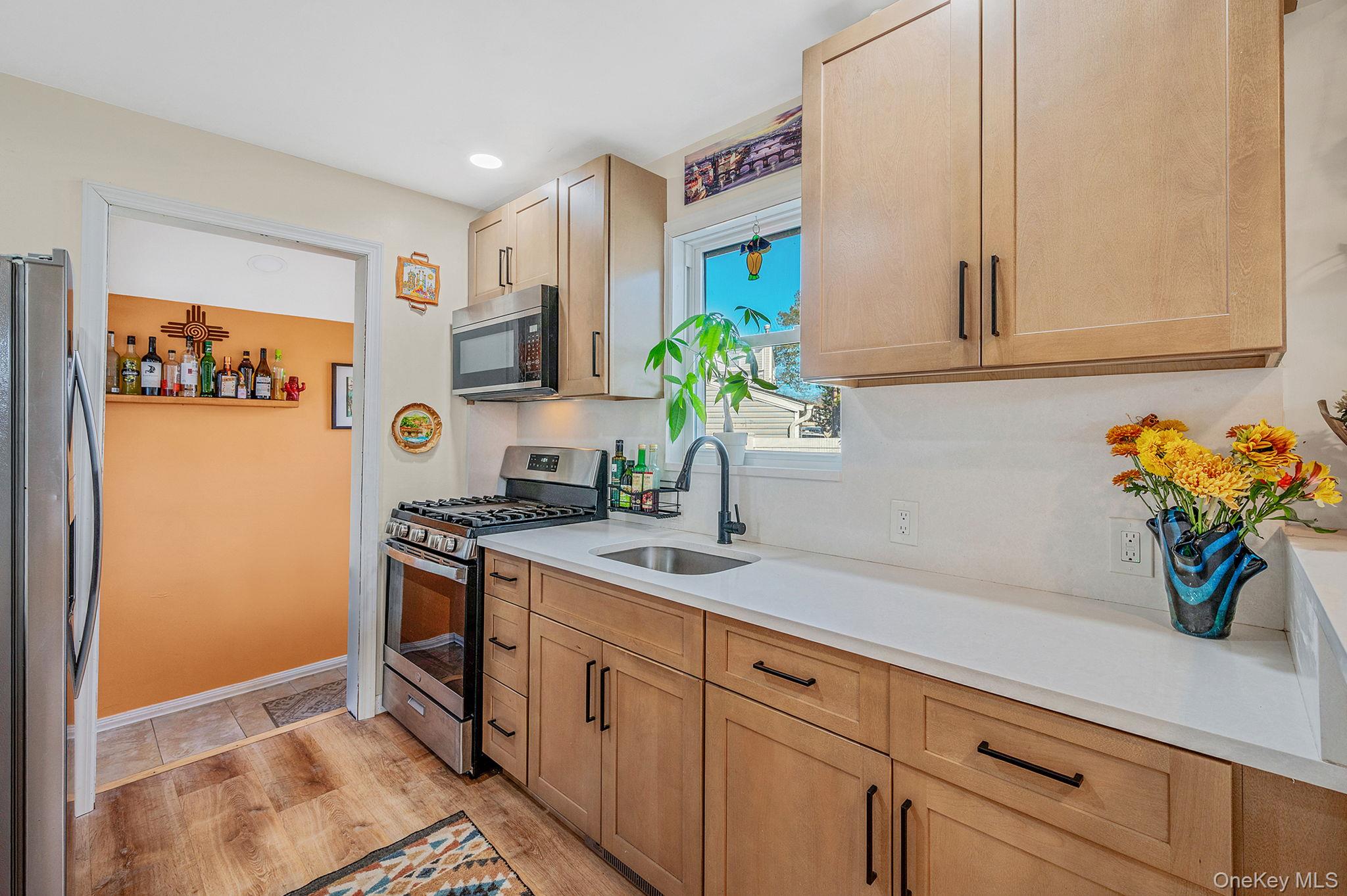 #9 photo, 92 E John Street, سوفولك Lindenhurst , NY 11757