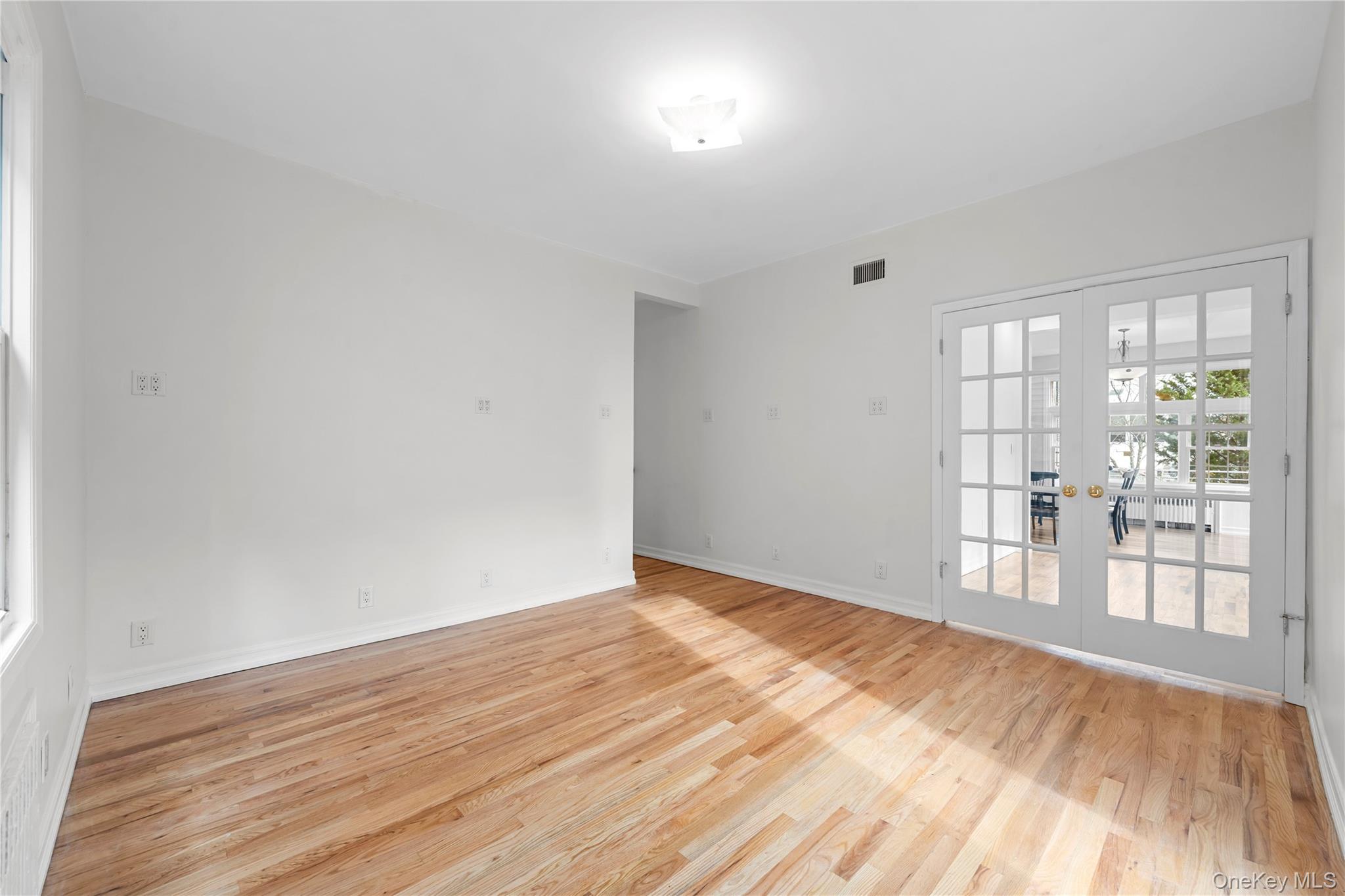 #15 photo, 31 Barnes Street, Long Beach , NY 11561