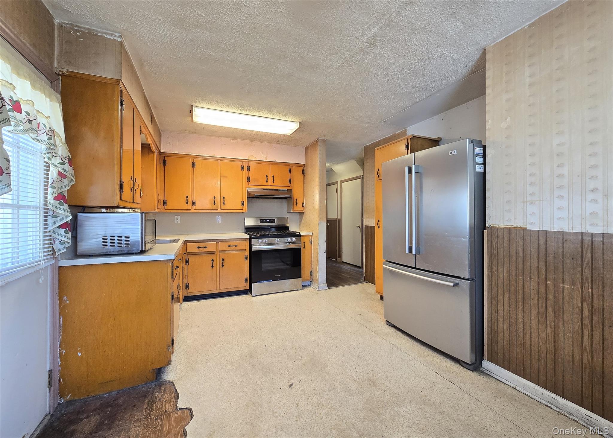 #2 photo, 369 Woodfield Road, West Hempstead , NY 11552