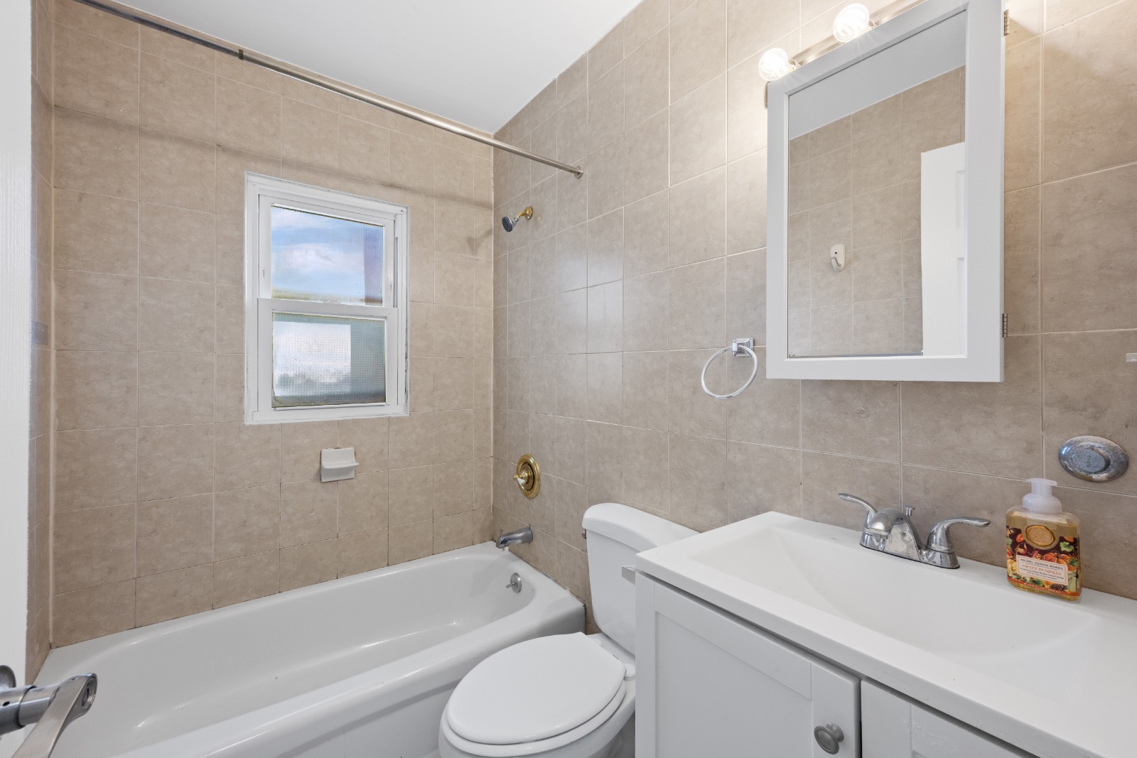 #19 photo, 1565 10th St, West Babylon , NY 11704