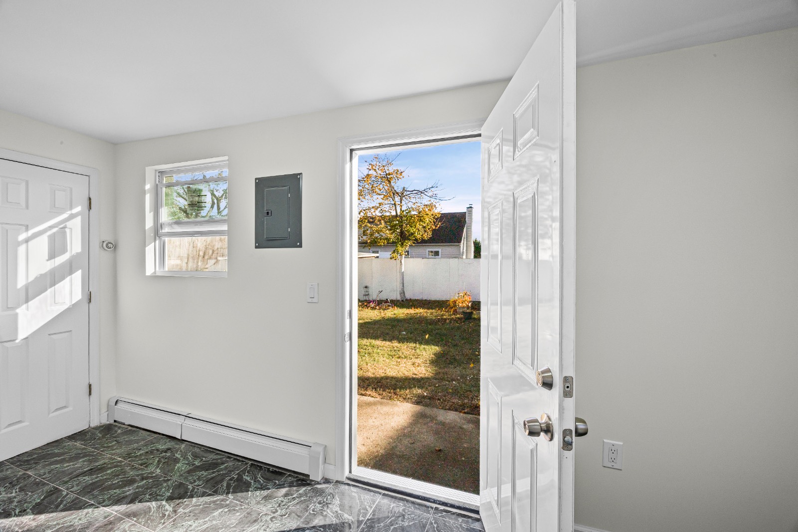 #8 photo, 1565 10th St, West Babylon , NY 11704