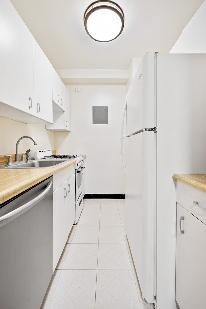 #11 photo, 77 W 55TH Street, Midtown , NY 10019