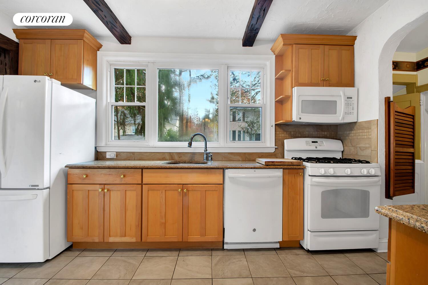 #11 photo, 324 BEVERLY Road, Douglaston , NY 11363