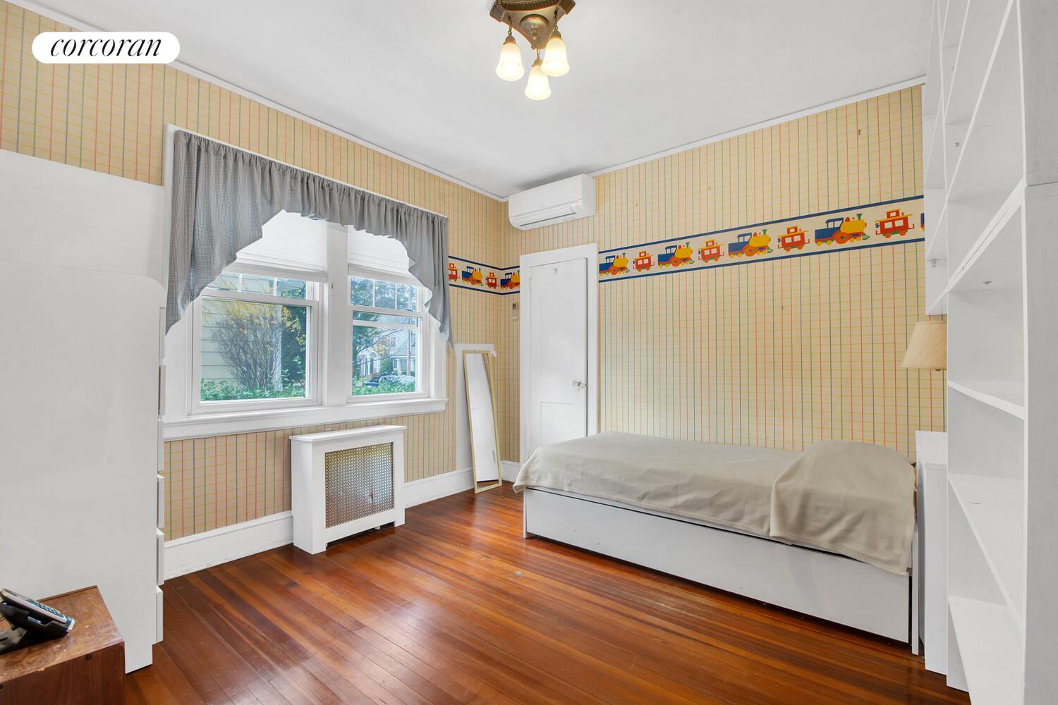 #16 photo, 324 BEVERLY Road, Douglaston , NY 11363