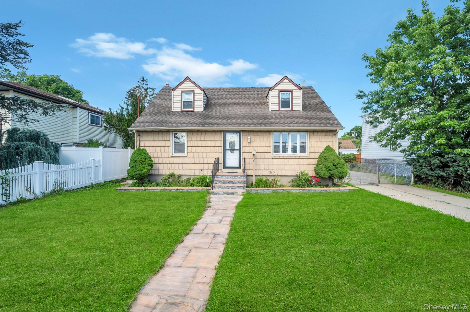 #13 photo, 308 New South Road, Hicksville , NY 11801