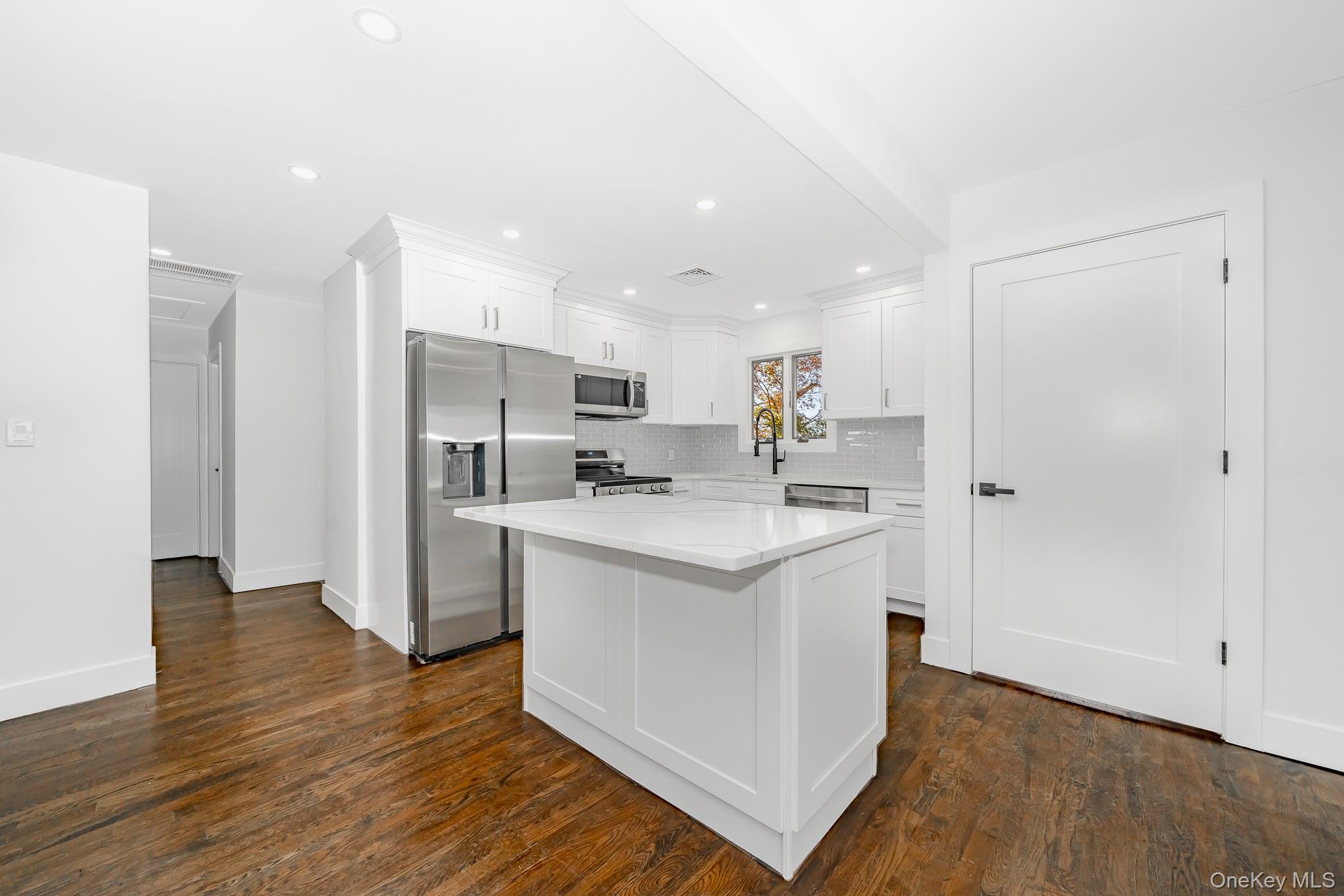 #6 photo, 2874 Hempstead Lane, Wantagh , NY 11793