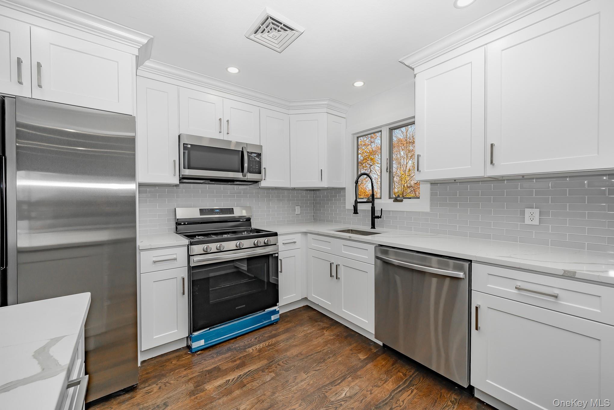 #7 photo, 2874 Hempstead Lane, Wantagh , NY 11793