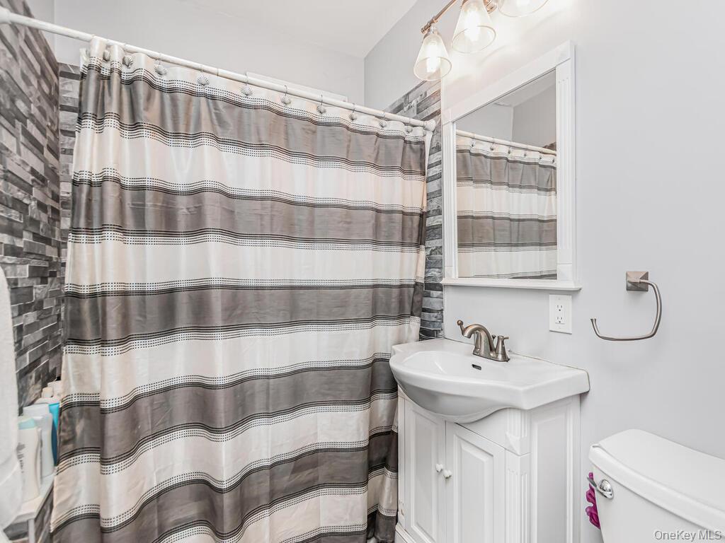 #13 photo, 1352 Hollywood Avenue, Bronx , NY 10461