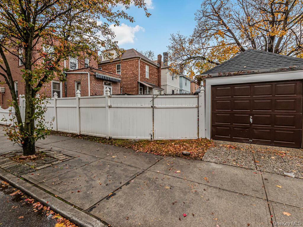 #18 photo, 1352 Hollywood Avenue, Bronx , NY 10461