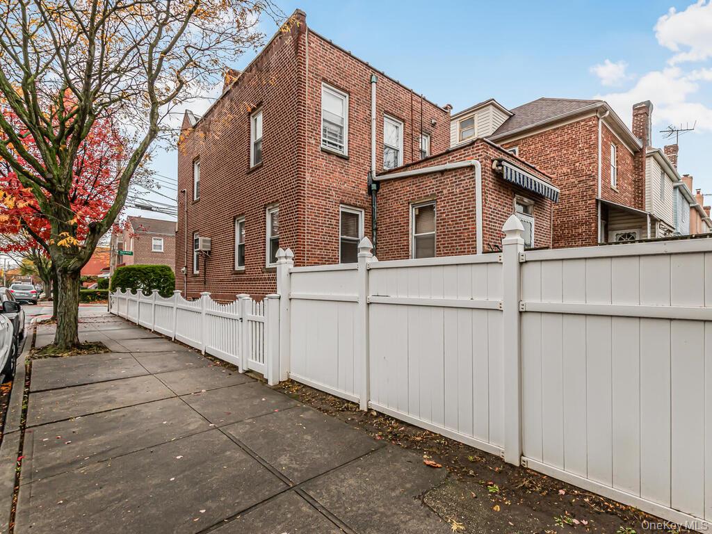 #19 photo, 1352 Hollywood Avenue, Bronx , NY 10461