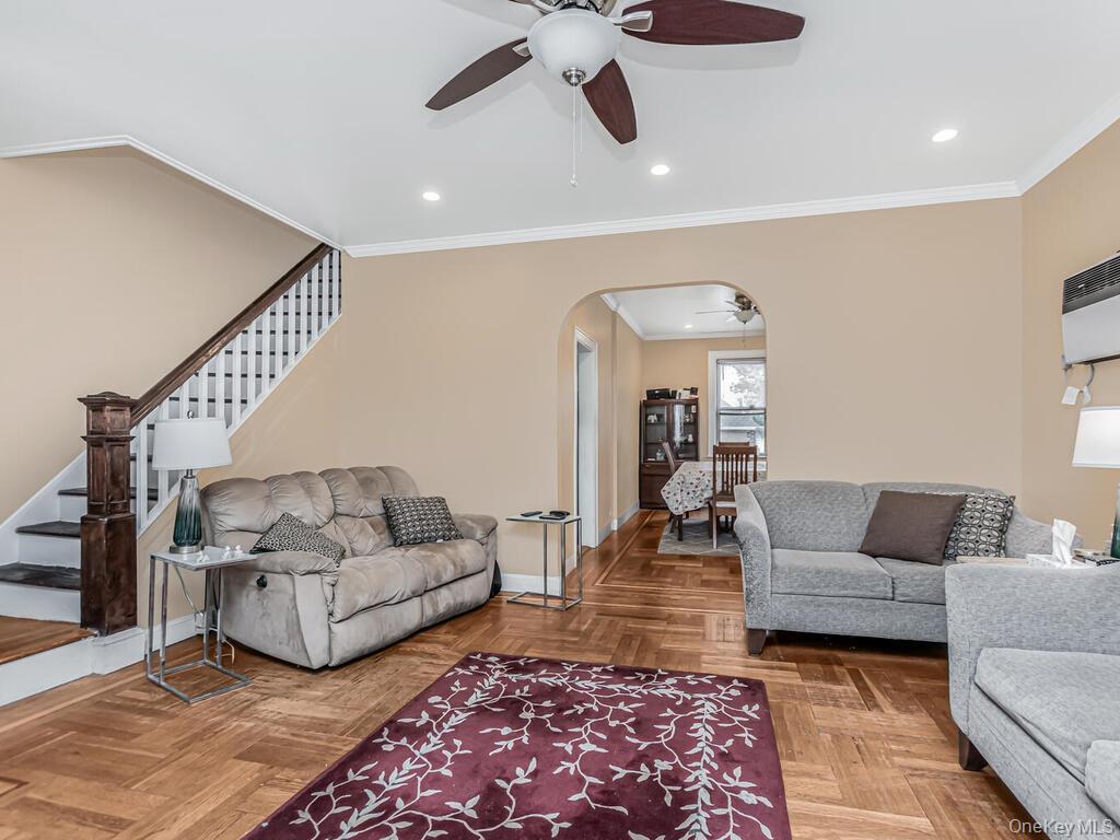 #5 photo, 1352 Hollywood Avenue, Bronx , NY 10461