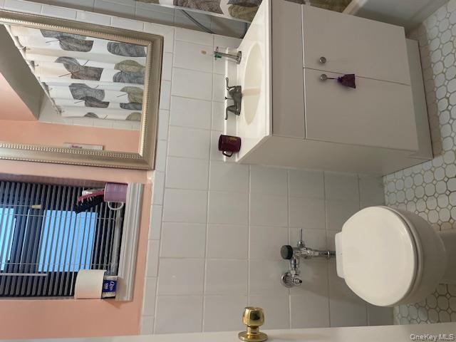 #4 photo, 73-45 210 Street, Oakland Gardens , NY 11364