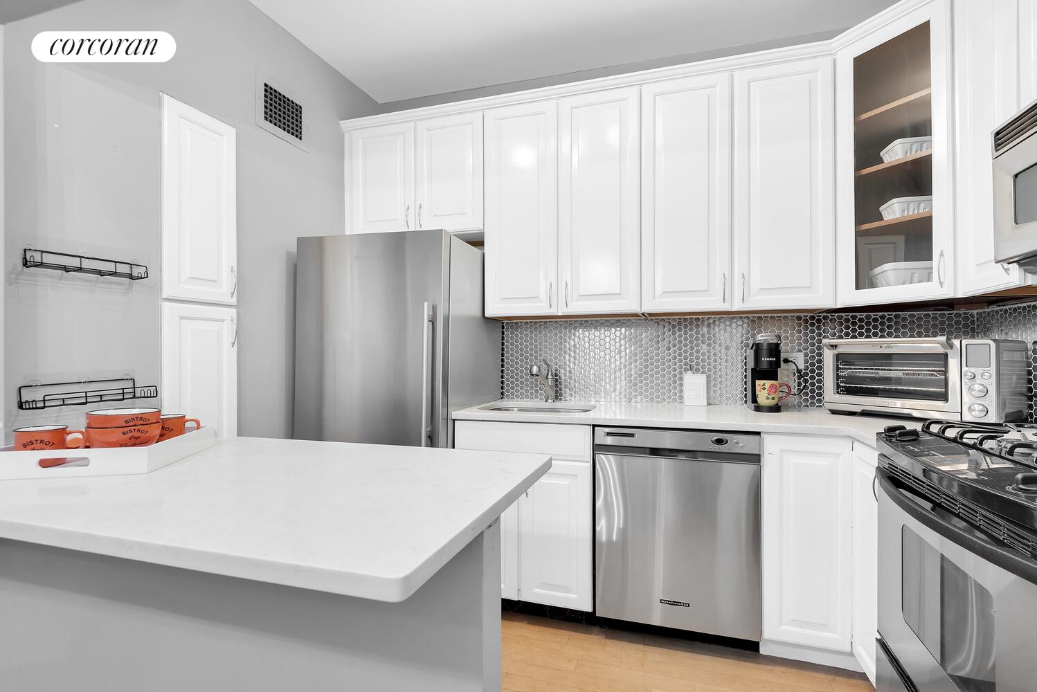 #4 photo, 360 E 72ND Street, Lenox Hill , NY 10021