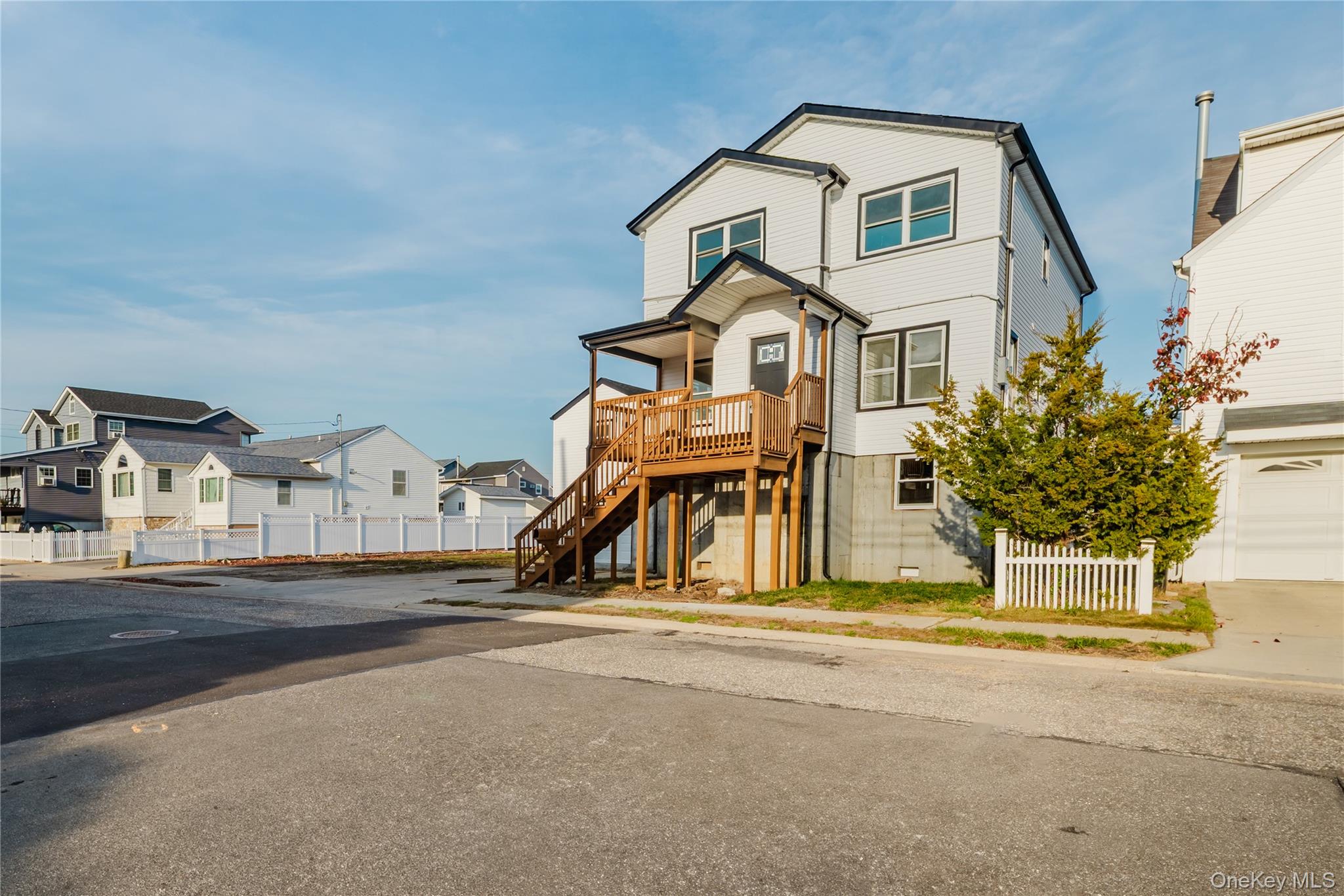 #1 photo, 886 S 7th Street, Lindenhurst , NY 11757