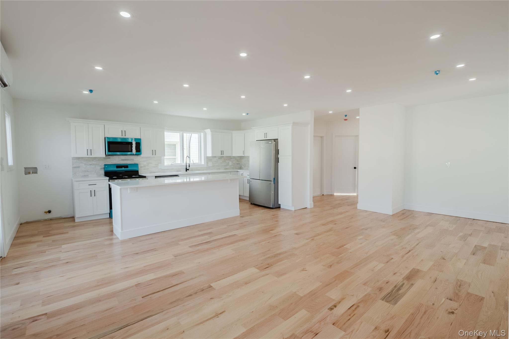 #4 photo, 886 S 7th Street, Lindenhurst , NY 11757