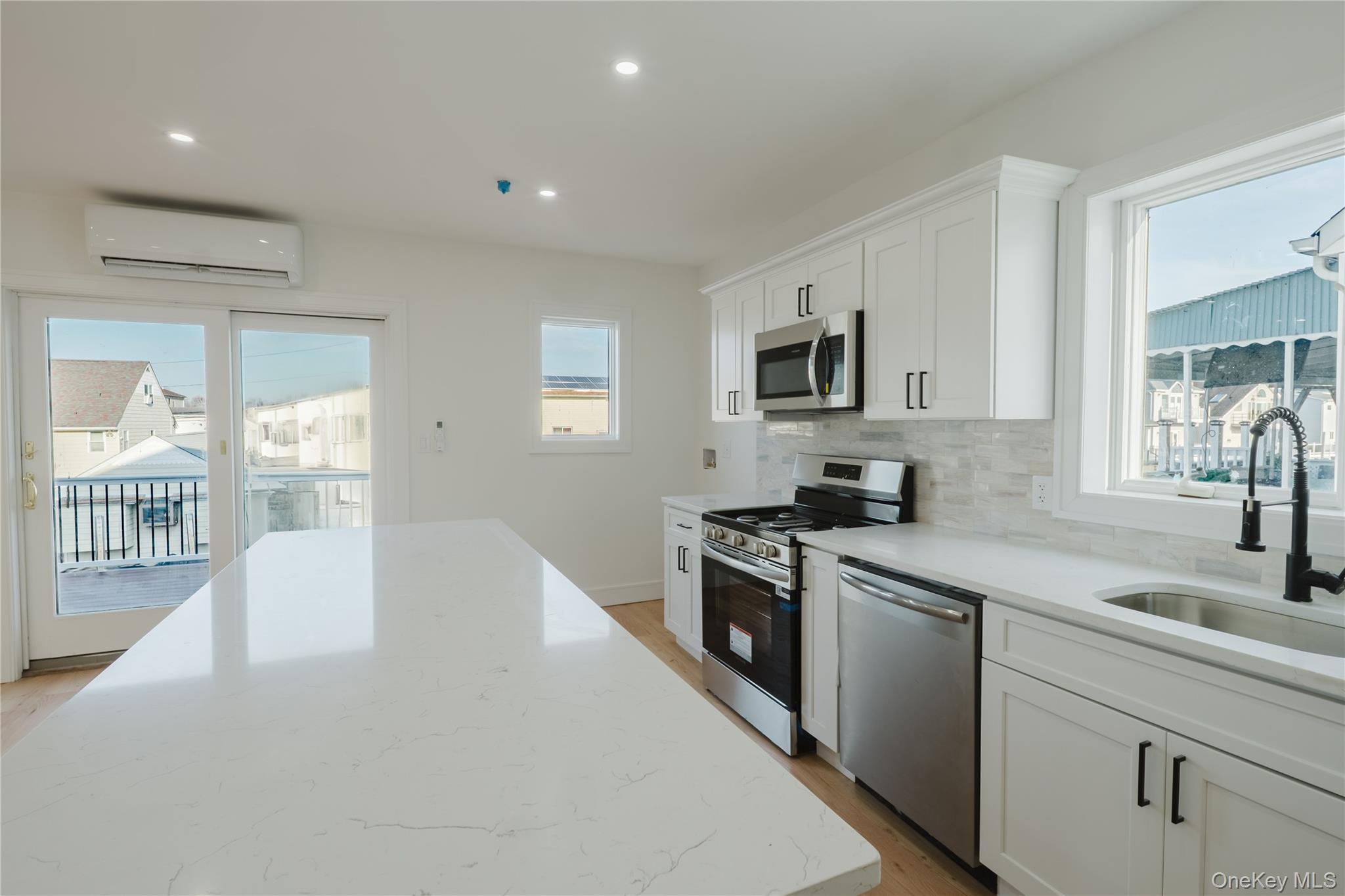 #5 photo, 886 S 7th Street, Lindenhurst , NY 11757