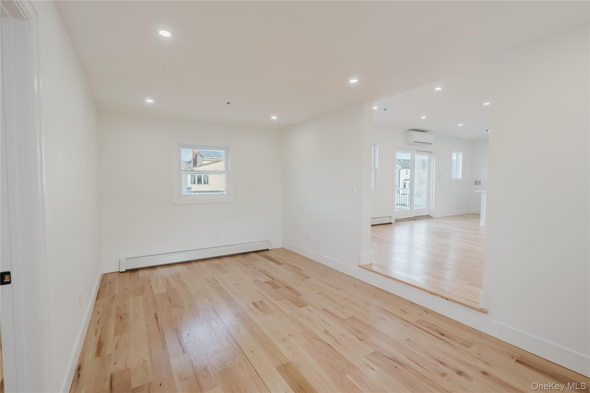 #7 photo, 886 S 7th Street, Lindenhurst , NY 11757