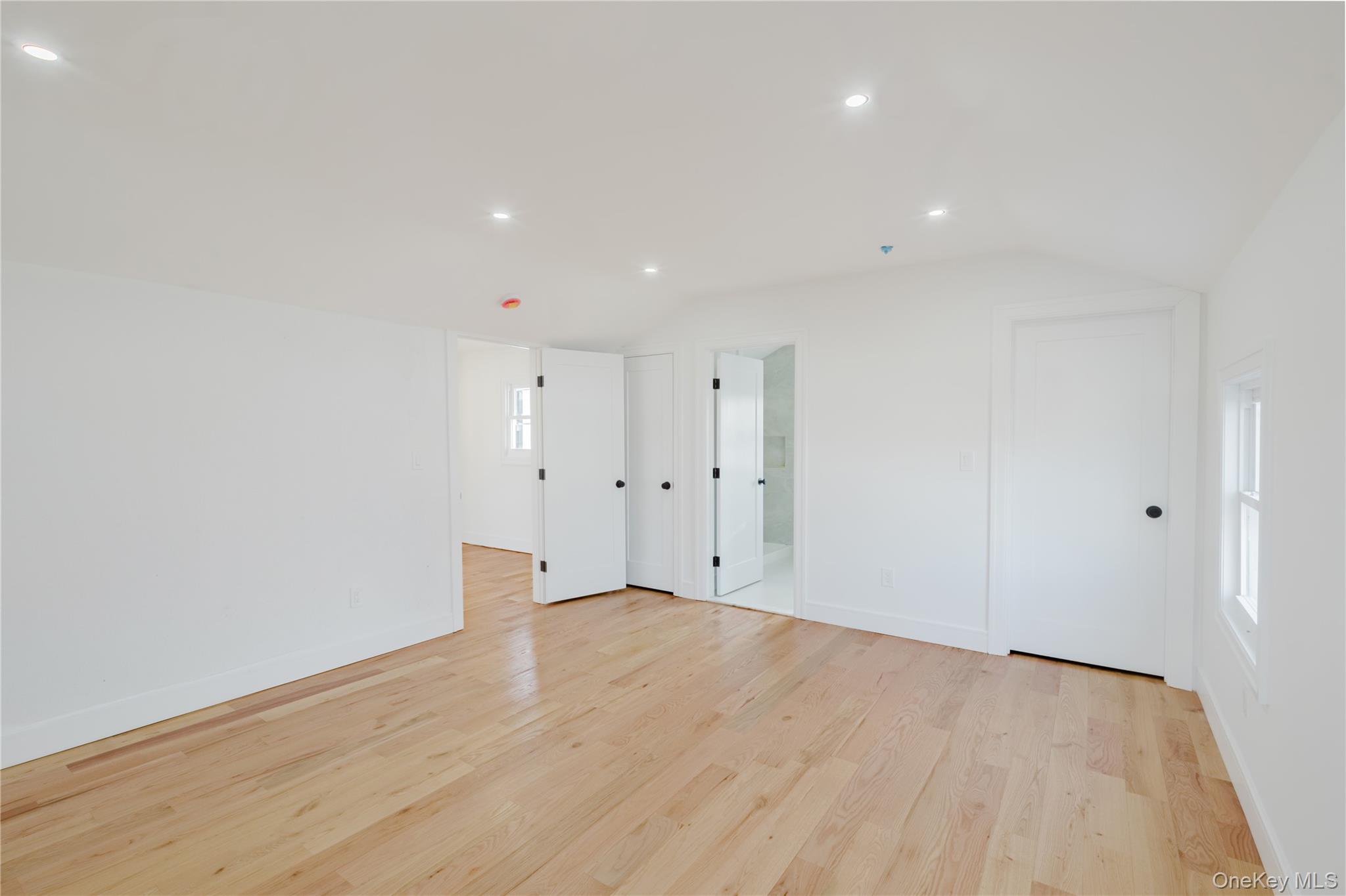 #9 photo, 886 S 7th Street, Lindenhurst , NY 11757