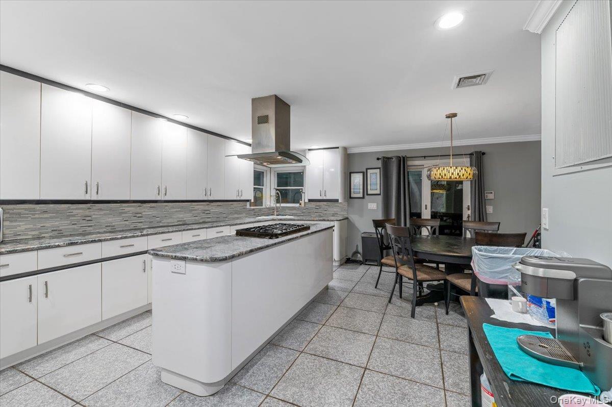 #10 photo, 44 E End Avenue, Hicksville , NY 11801