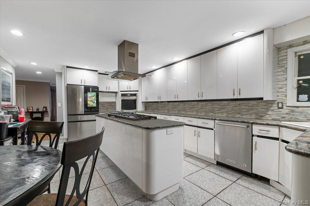 #11 photo, 44 E End Avenue, Hicksville , NY 11801