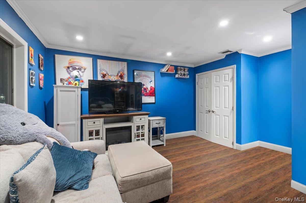 #18 photo, 44 E End Avenue, Hicksville , NY 11801