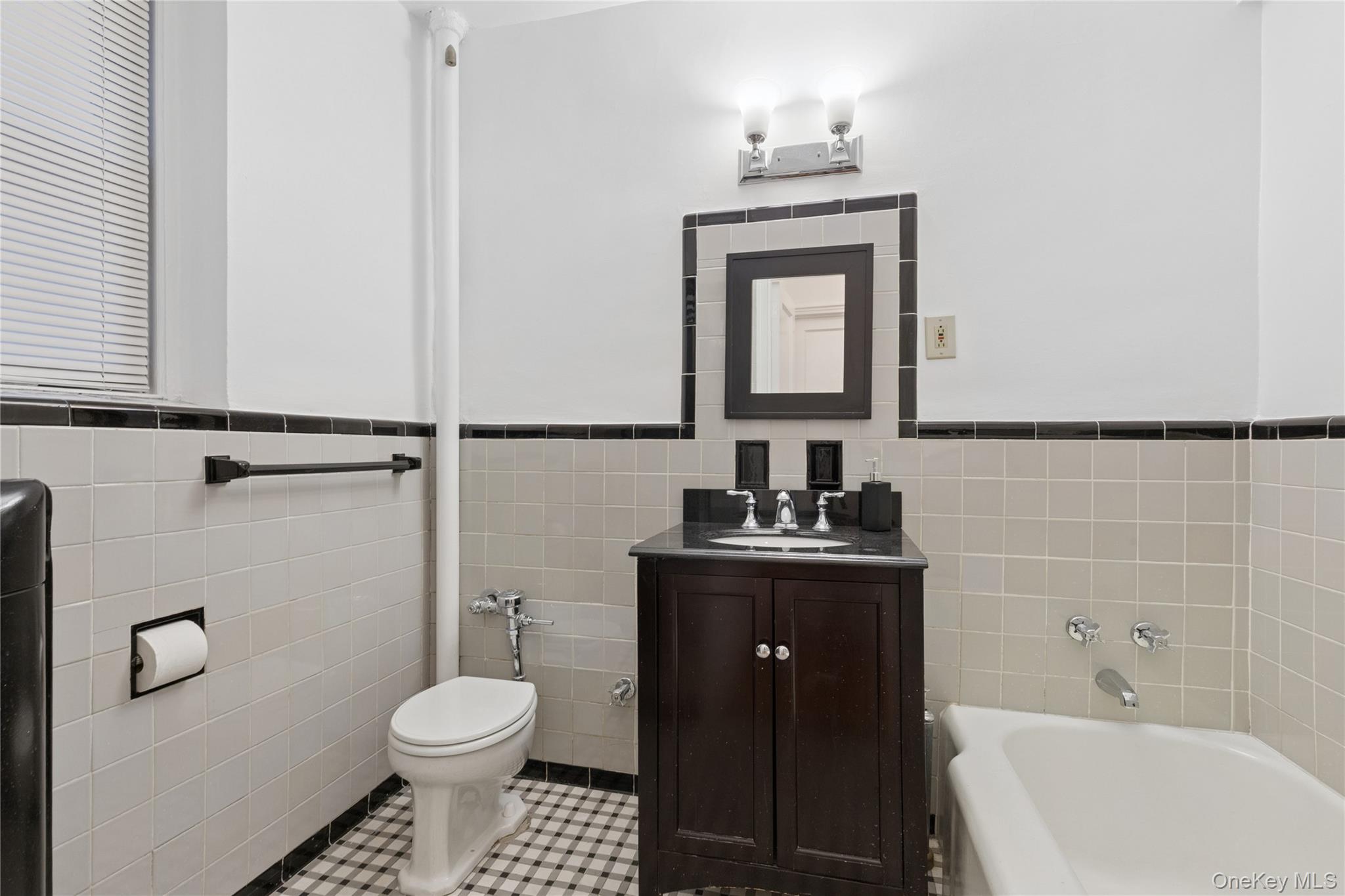 #13 photo, 69-40 Yellowstone Boulevard, Forest Hills , NY 11375