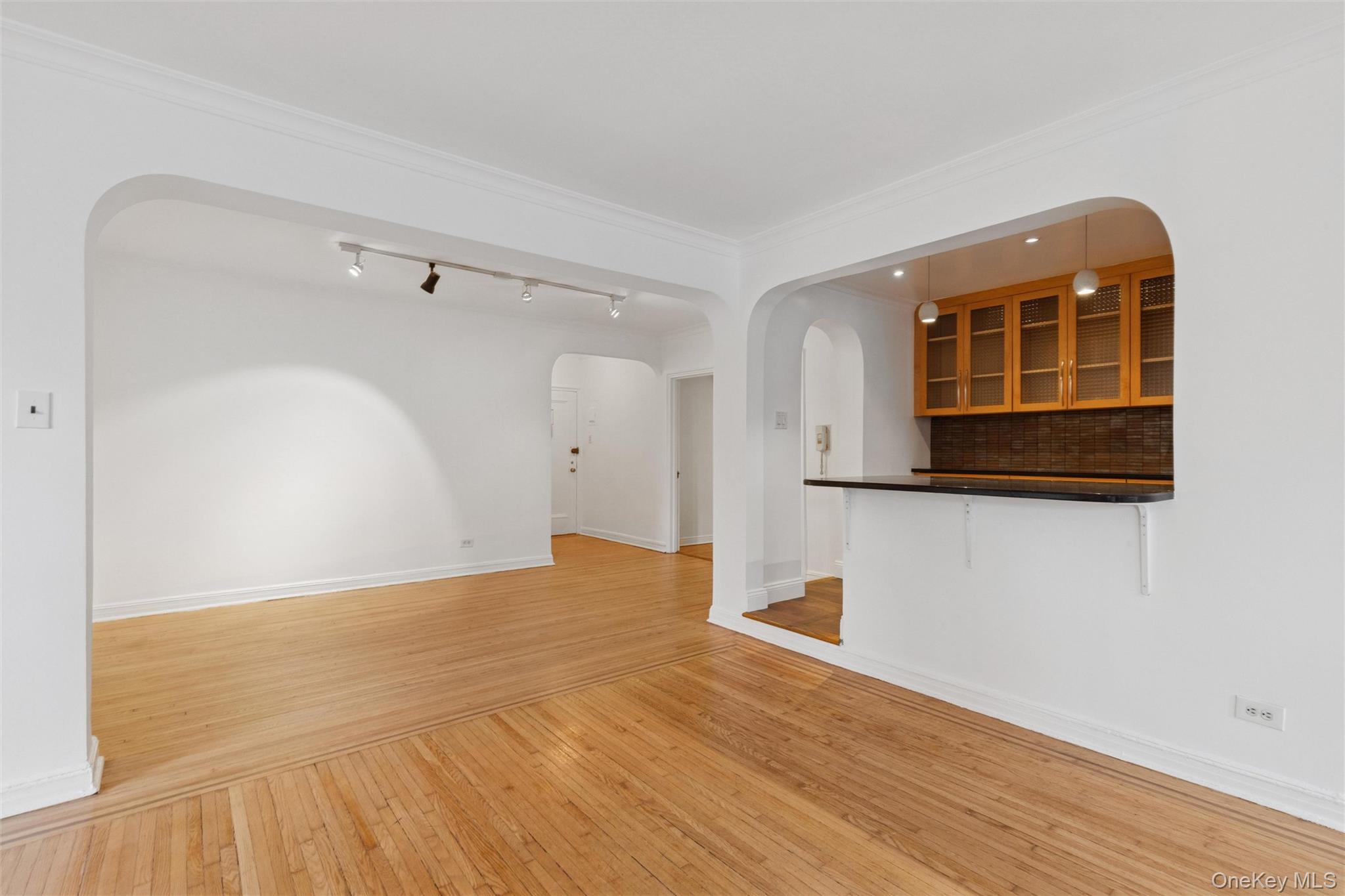 #4 photo, 69-40 Yellowstone Boulevard, Forest Hills , NY 11375