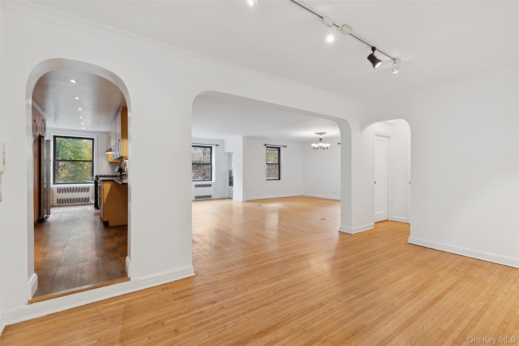 #5 photo, 69-40 Yellowstone Boulevard, Forest Hills , NY 11375