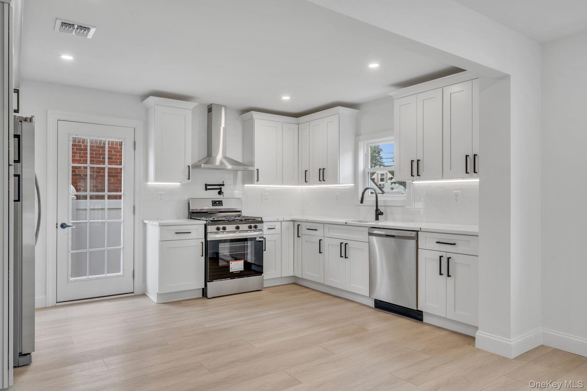 #20 photo, 215 W Marie Street, Hicksville , NY 11801