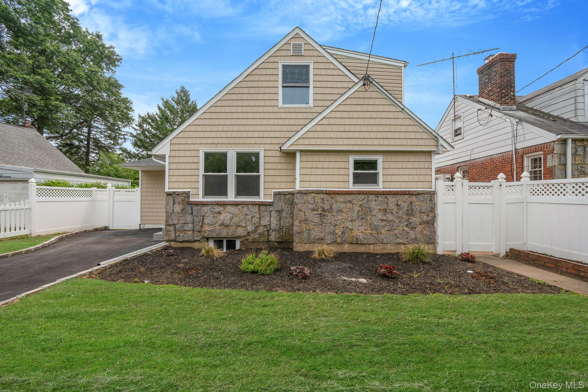 #5 photo, 215 W Marie Street, Hicksville , NY 11801