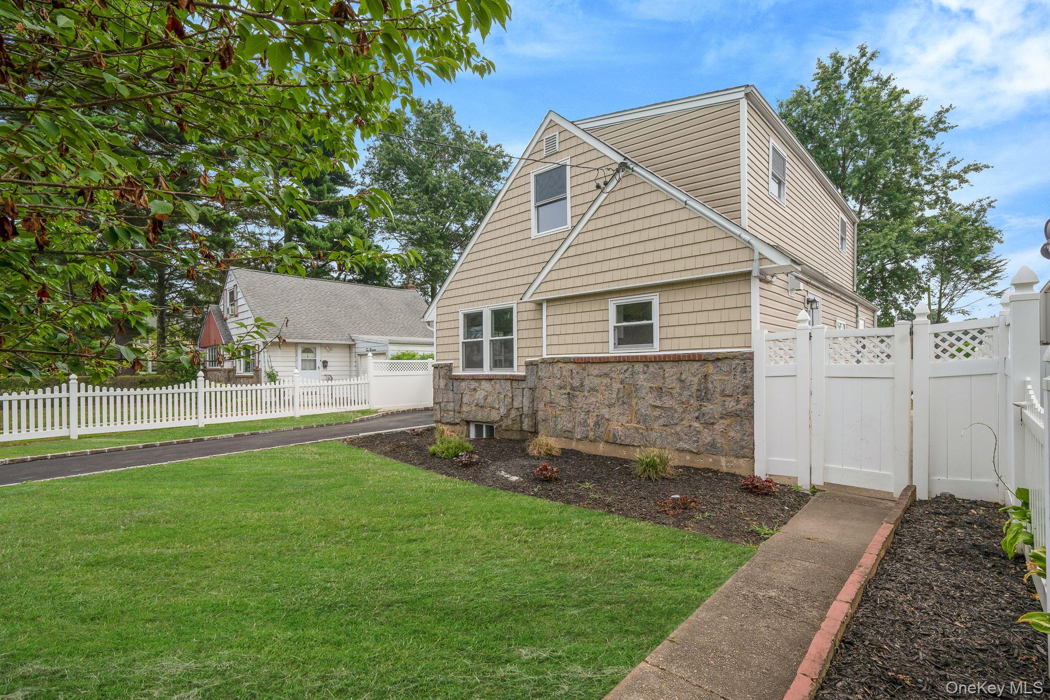 #6 photo, 215 W Marie Street, Hicksville , NY 11801