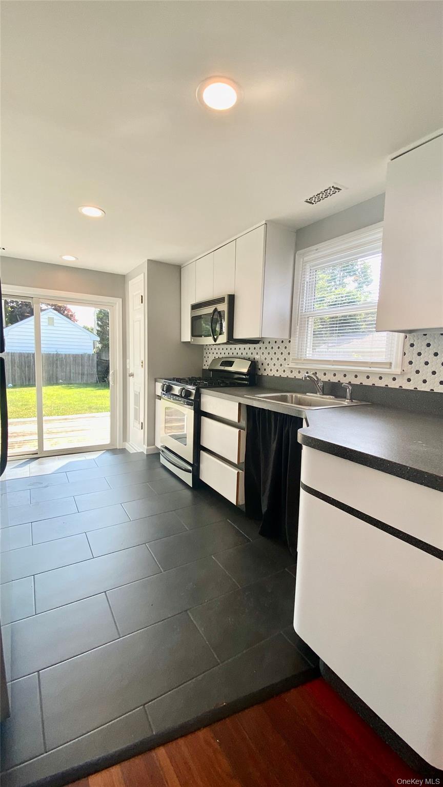 #3 photo, 450 S Fulton Avenue, Lindenhurst , NY 11757