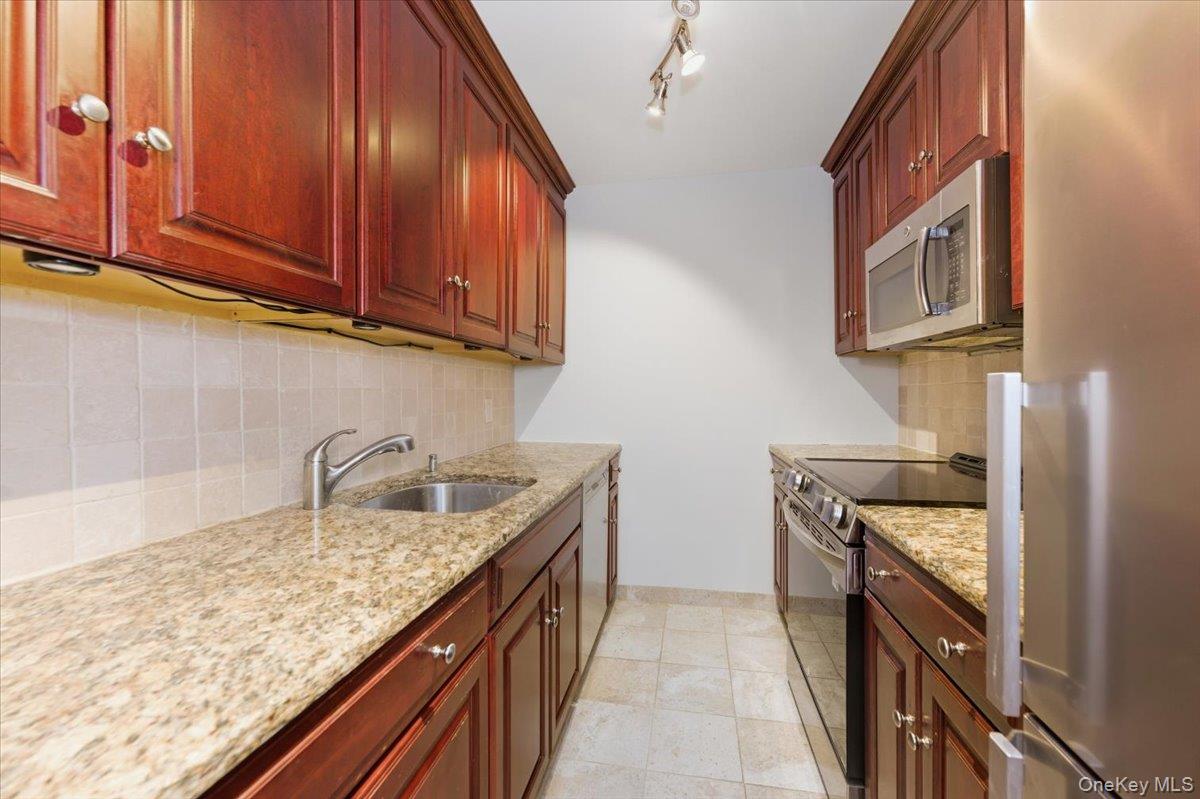 #10 photo, 90 S Park Avenue, Rockville Centre , NY 11570