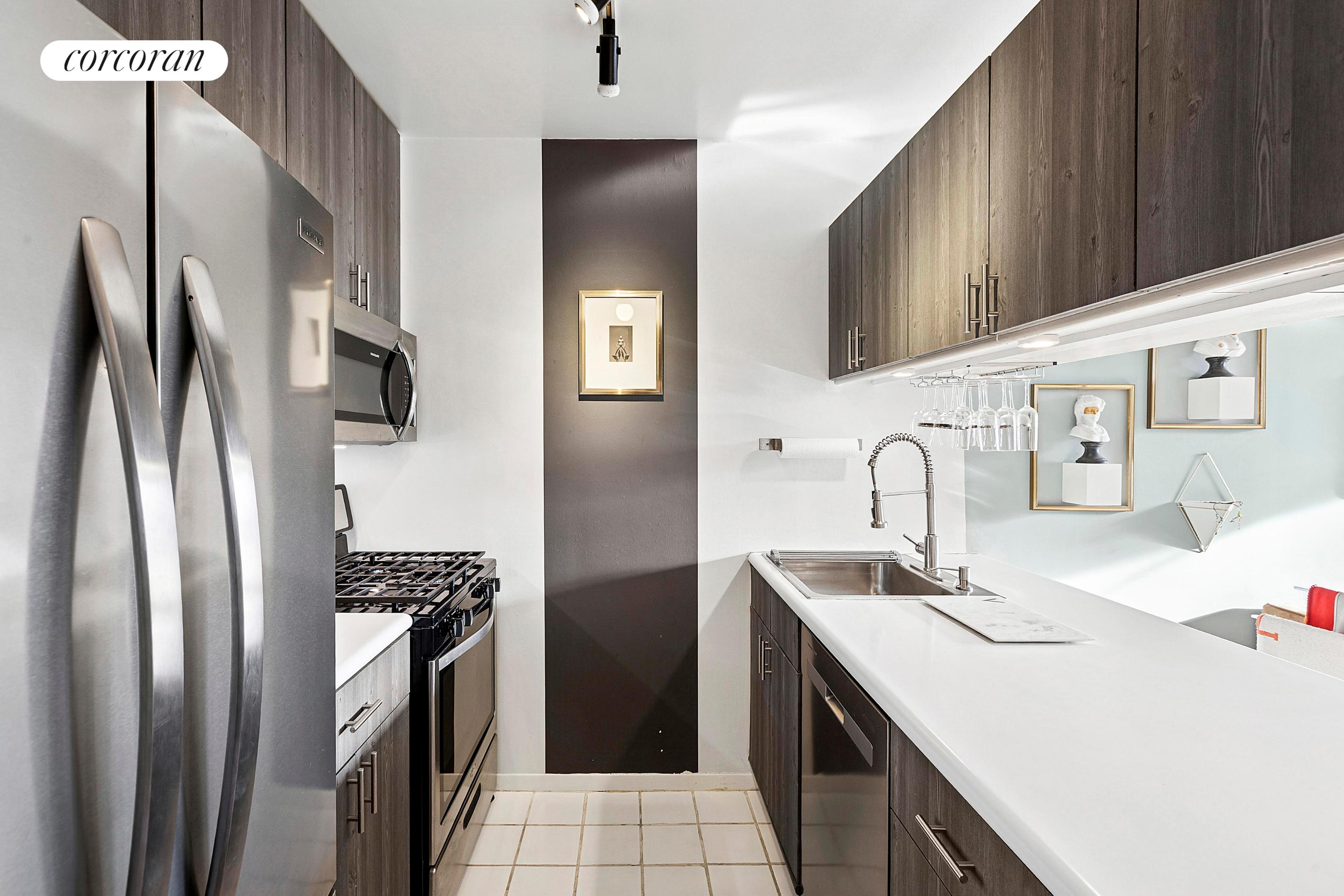 #4 photo, 350 W 50TH Street, Hells Kitchen , NY 10019