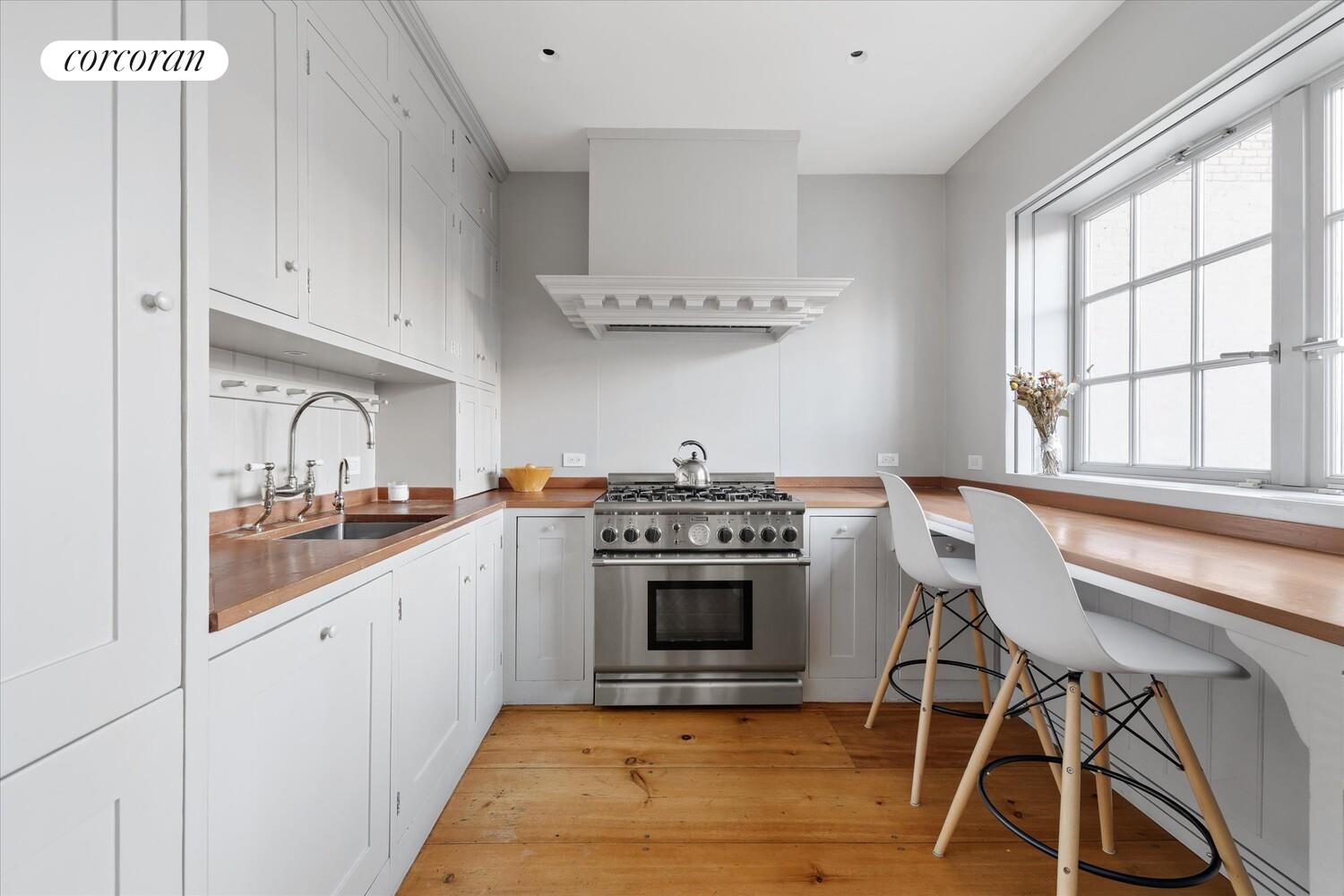 #9 photo, 52 W 9TH Street, Greenwich Village , NY 10011