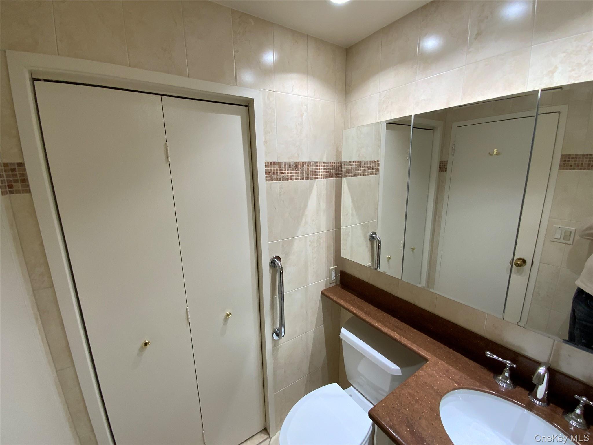 #15 photo, 27010 Grand Central Parkway, Floral Park , NY 11005