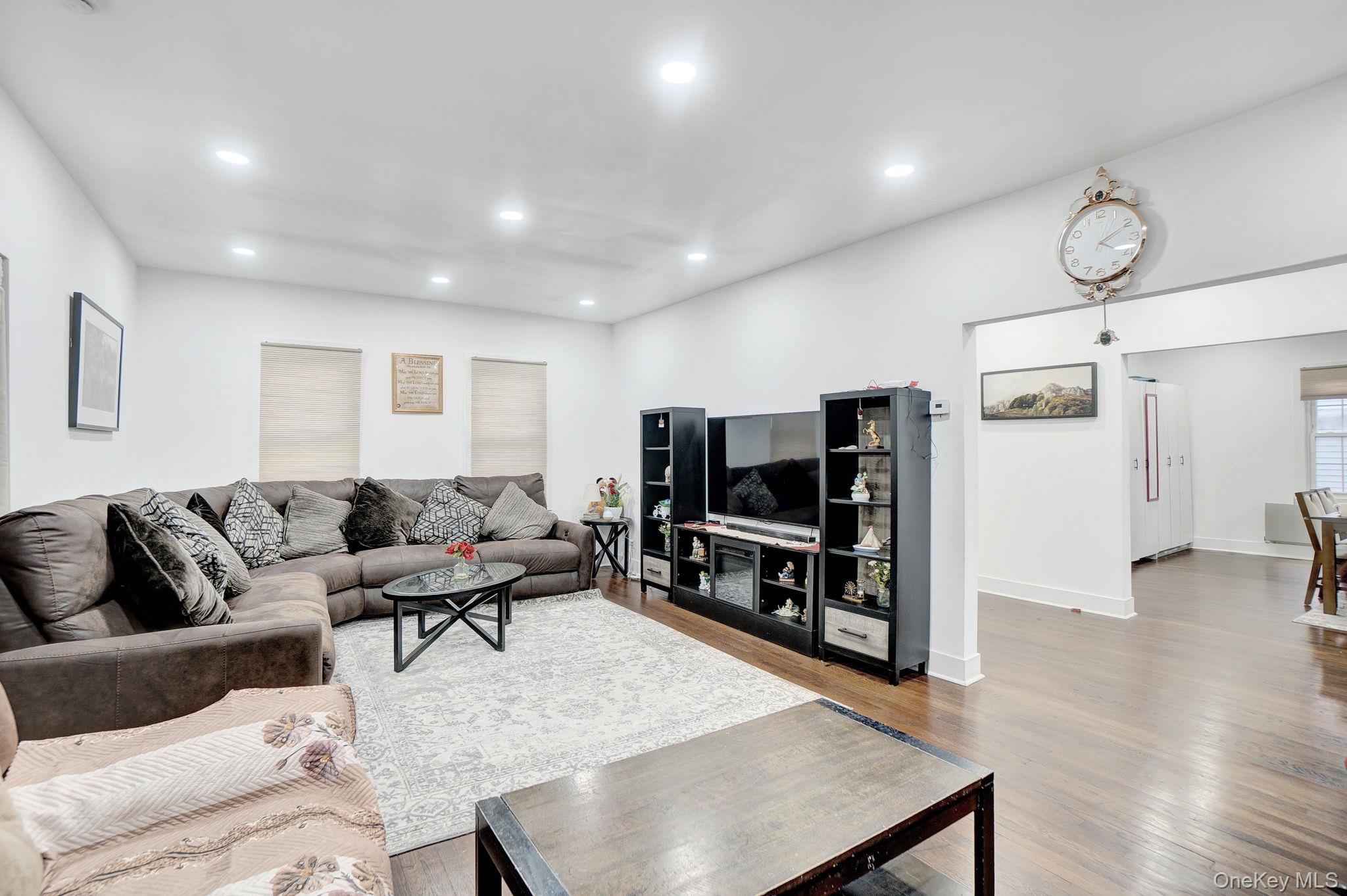 #8 photo, 810 Wallace Avenue, Baldwin , NY 11510