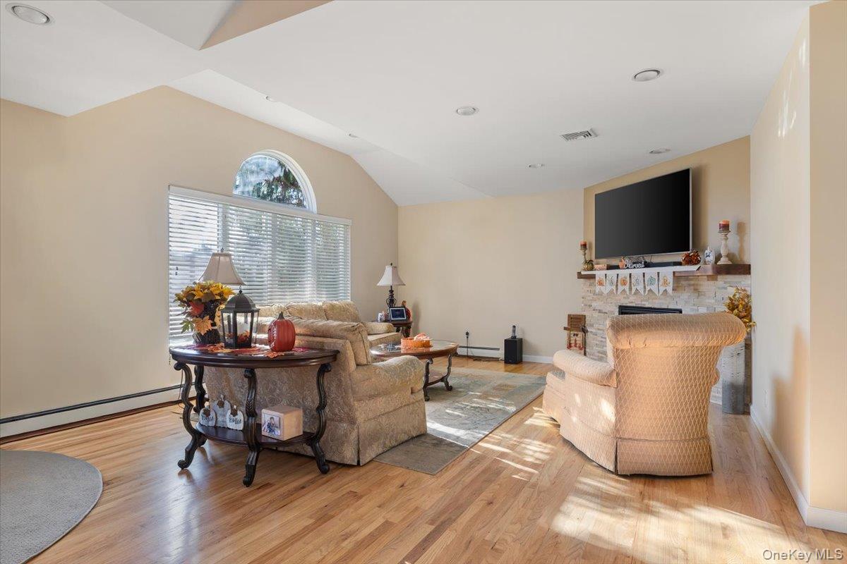 #5 photo, 194 Newark Street, Lindenhurst , NY 11757