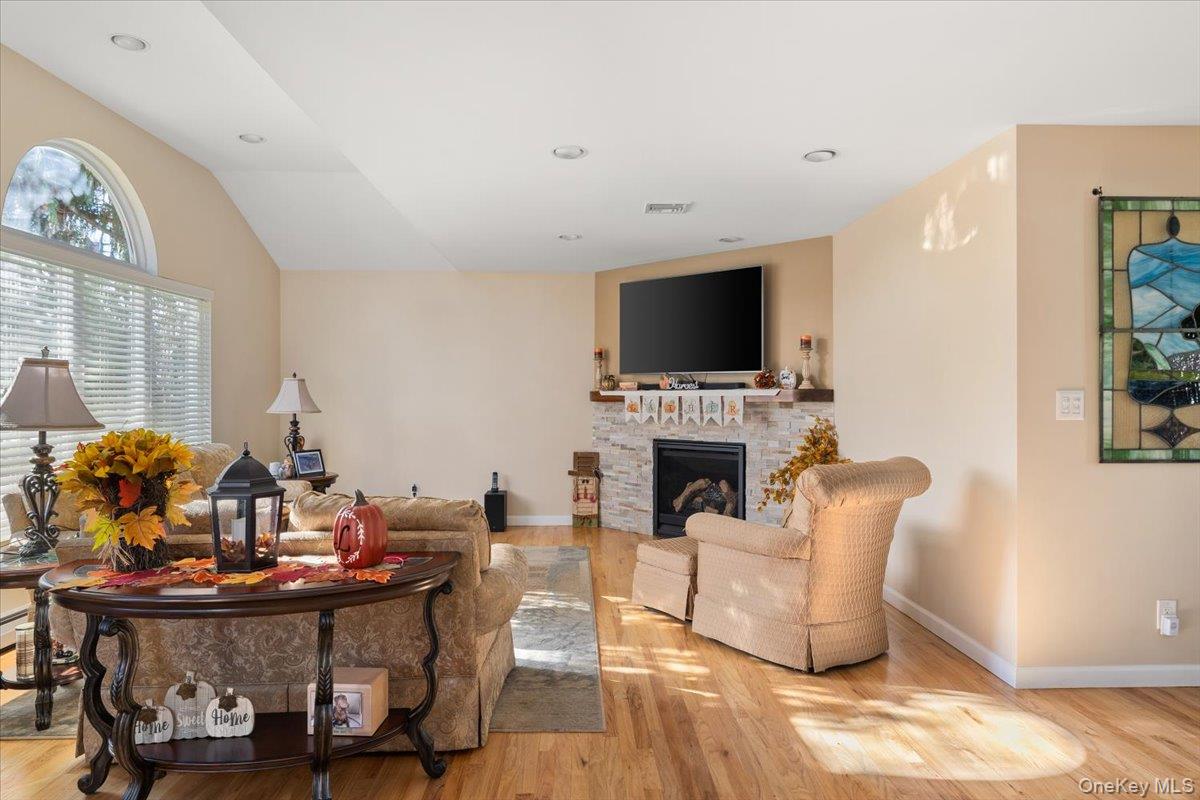 #6 photo, 194 Newark Street, Lindenhurst , NY 11757